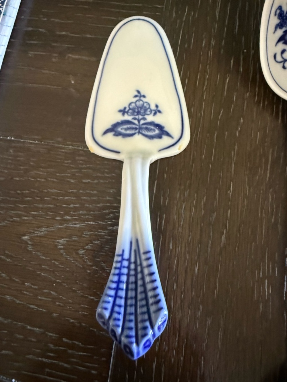 Vintage Zwiebelmuster Blue Onion  
Blue and White Porcelain Cake Server.